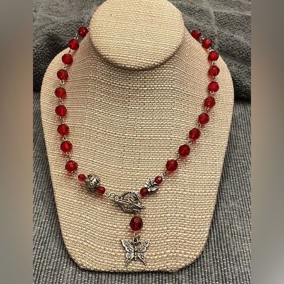 Pretty Fashion Red Beaded with Butterflies. Vine toggle drop clasp in front 20” - Picture 5 of 5